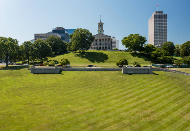 aerial view of the state capitol building in nashville, tennessee - nashville tennessee state capitol building federal building imagens e fotografias de stock