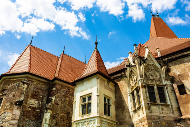 castillo de hunyad - castillo de corvin en hunedoara, rumania, 2020. detalle arquitectónico exterior. - hunyad castle fotografías e imágenes de stock