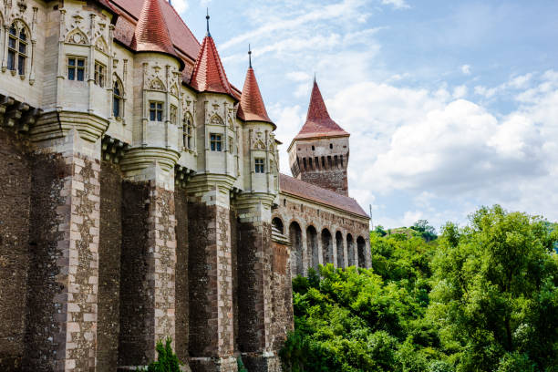 castillo de hunyad - castillo de corvin en hunedoara, rumania, 2020. detalle arquitectónico exterior. - hunyad castle fotografías e imágenes de stock