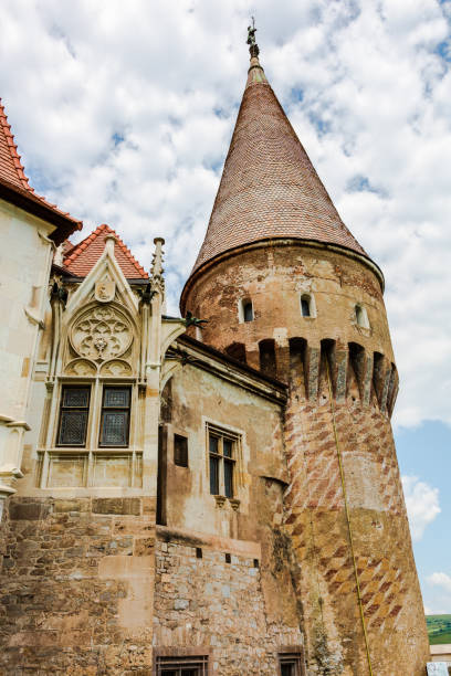 castillo de hunyad - castillo de corvin en hunedoara, rumania, 2020. detalle arquitectónico exterior. - hunyad castle fotografías e imágenes de stock