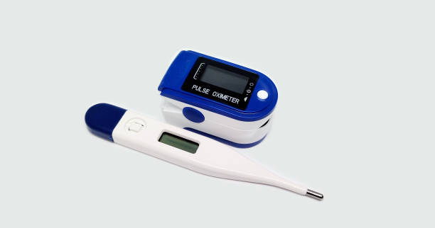 oxímetro de pulso y termómetro digital - oxímetro de pulso fotografías e imágenes de stock