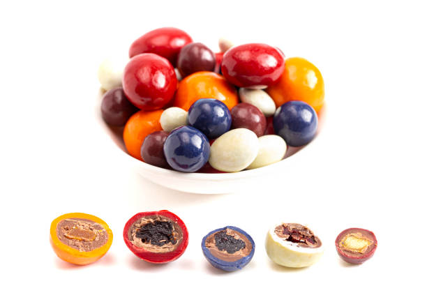 mix di cioccolato ricoperto di caramelle coperto di frutta secca isolato su sfondo bianco - yoghurt coated foto e immagini stock