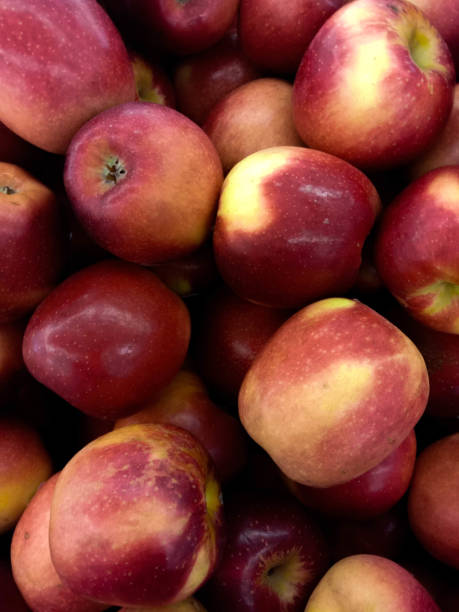 istock APPLE IN THE MARKET 1327675513