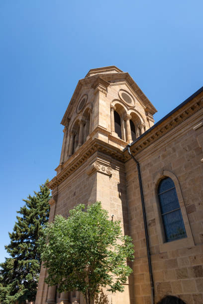 basilica storica della cattedrale di santa fe, nuovo messico - albuquerque catholicism church new mexico foto e immagini stock