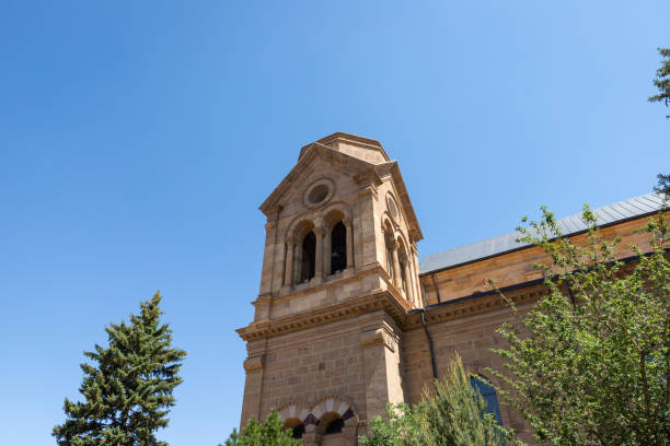 histórica catedral basílica en santa fe, nuevo méxico - albuquerque catholicism church new mexico fotografías e imágenes de stock