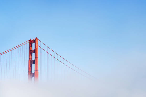 golden gate bridge im nebel, foto vom damm, san francisco - san francisco county bridge california fog stock-fotos und bilder