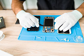 reparieren-des-motherboards-eines-smartphones.jpg?b=1&s=170x170&k=20&c=pVA6E943Xbaa5K47TqEFRyXCbufGghX7CDGGH0PTRi8=