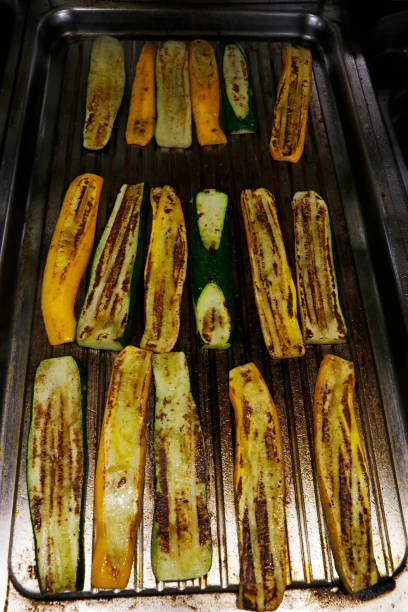 熱いグリルで地中海のグリル野菜 - eggplant cut out vegetable food ストックフォトと画像
