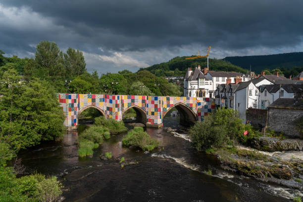 bridges, not walls, llangollen eisteddfod 2021 - dee river river denbighshire wales imagens e fotografias de stock