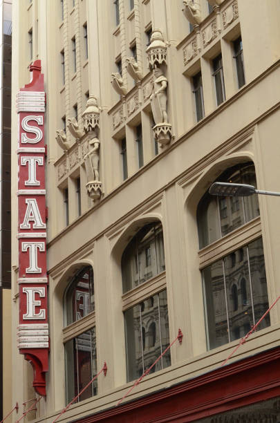 fasada teatru państwowego przy ulicy targowej. zaprojektowany przez architekta henry eli white - sydney theatre zdjęcia i obrazy z banku zdjęć