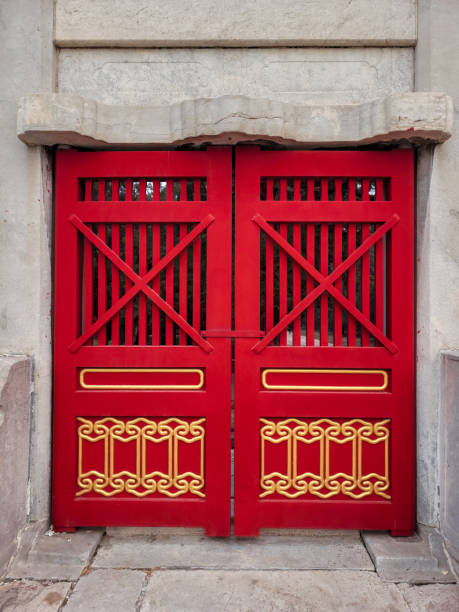 temple of heaven park, la porte royale rouge - beijing temple of heaven temple door photos et images de collection