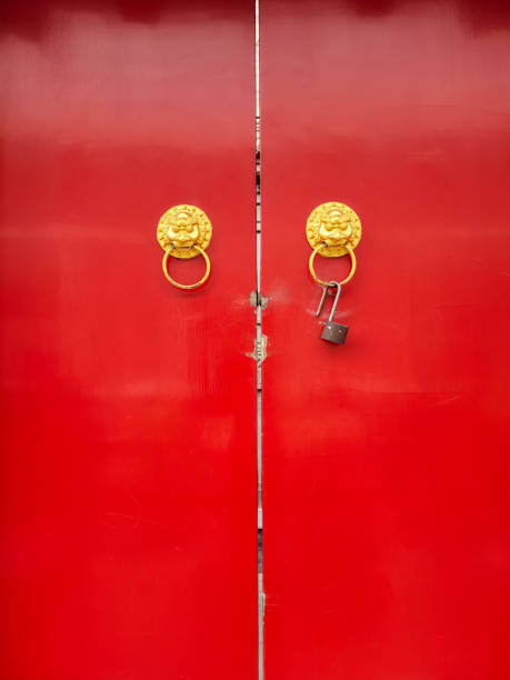 temple of heaven park, la porte royale rouge - beijing temple of heaven temple door photos et images de collection