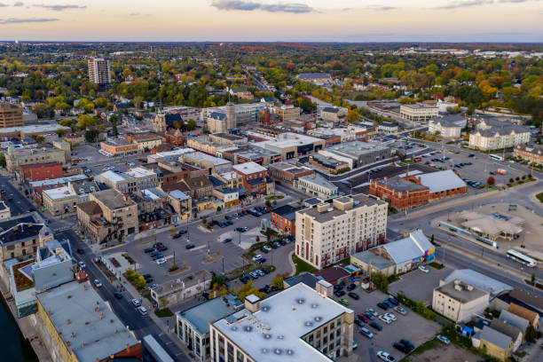 widok z lotu ptaka na miasto w galt, cambridge, ontario, kanada - waterloo ontario zdjęcia i obrazy z banku zdjęć