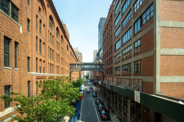 vista paesaggistica della 15a strada orientale di chelsea, vista dalla high line. un parco lineare sopraelevato lungo 1,45 miglia, una greenway e un sentiero ferroviario. - nyc greenway foto e immagini stock