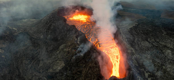 island fagradalsfjall vulkan eruption lava stream panorama - vulkan stock-fotos und bilder