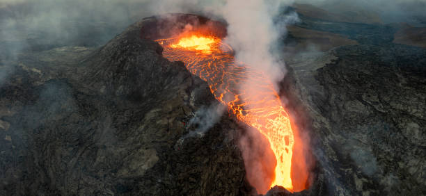 アイスランド ファグラダルスフィヤリ火山噴火溶岩流パノラマ - erupting ストックフォトと画像
