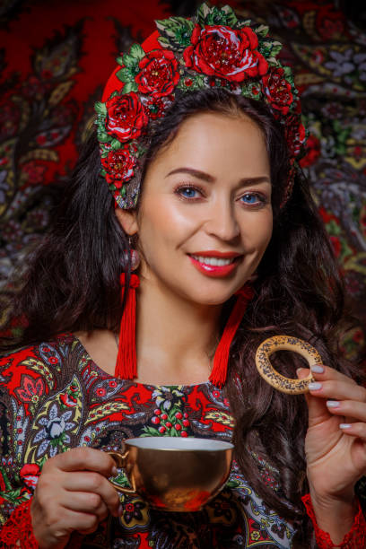 istock Russian queen with samovar and pretzels 1327763438