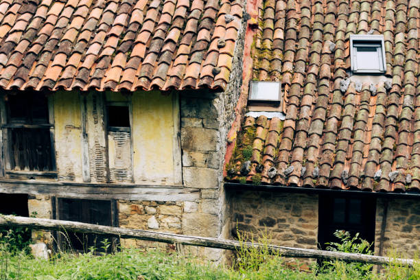istock Abandoned typical house of Asturias 1327767062