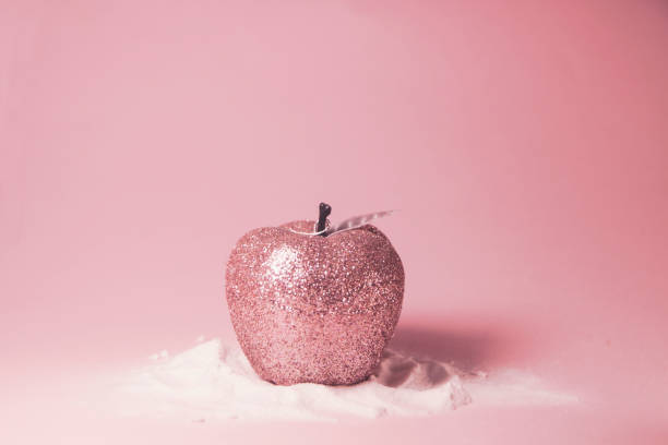 pomme scintillante rose dans la neige. concept pour rosh hashanah, vacances du nouvel an - photos de shana tova photos et images de collection