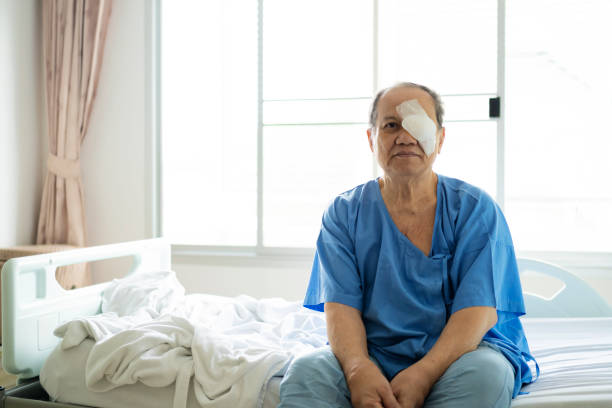 пожилой азиатский мужчина надел защитный щит на глаза, чтобы прикрыть крышку, чтобы защитить во время сна. - book book cover healthcare and medicine medical exam стоковые фото и изображения