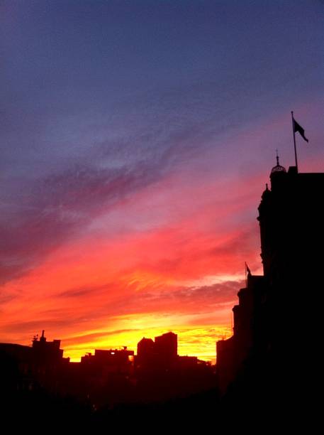 sonnenuntergang in den houses of parliament. - london england skyline big ben orange stock-fotos und bilder