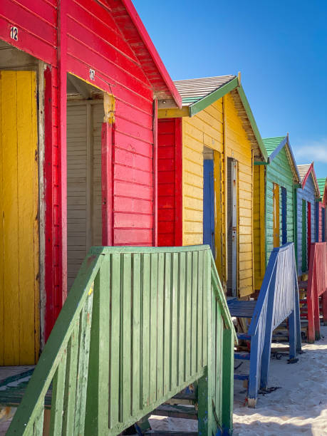 남아프리카 케이프타운 근처 무이젠베르크의 유명한 다채로운 해변 가옥 - cape town beach hut multi colored 뉴스 사진 이미지
