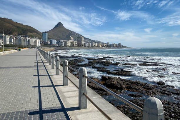 vista panorámica del paseo marítimo de sea point con vista panorámica del distrito de seapoint y lion"u2019s head peak, ciudad del cabo, sudáfrica - green point fotografías e imágenes de stock