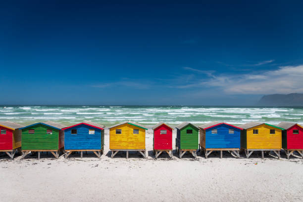 남아프리카 케이프타운 근처 무이젠베르크의 유명한 다채로운 해변 가옥 - cape town beach hut multi colored 뉴스 사진 이미지