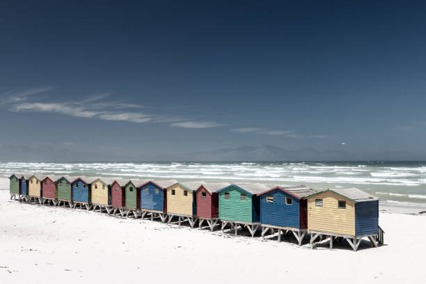 케이프 타운 근처 무이젠베르크의 유명한 다채로운 해변 주택, 배경에 hottentots 네덜란드 산맥과 남아프리카 공화국 - cape town beach hut multi colored 뉴스 사진 이미지