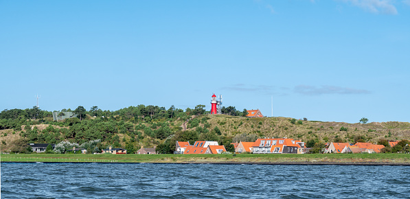 Vlieland con el faro de Vuurduin en vuurboetsduin y la ciudad de East-Vlieland de Waddensea, Frisia, Países Bajos photo