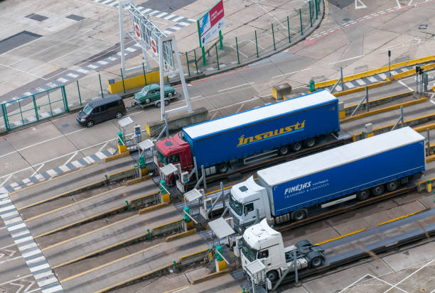 도버 부두 역에 트럭은 프랑스에 상품을 트란퍼세관 전에. - tranfer 뉴스 사진 이미지