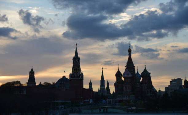 silhouette du soir moscou. vue panoramique du kremlin de moscou et de la cathédrale saint-basile. - large dome photos et images de collection