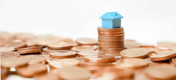 Miniature home model on stack coins building money house loan property value time rent or buy real estate. Property banner home money coins tower profit real estate investment or household income rate bandera de la propiedad casa dinero monedas torre beneficio inversión inmobiliaria o tasa de ingresos del hogar. modelo de casa en miniatura en la pila de monedas de construcción de dinero casa préstamo propiedad valor tiempo de alquiler o comprar biene