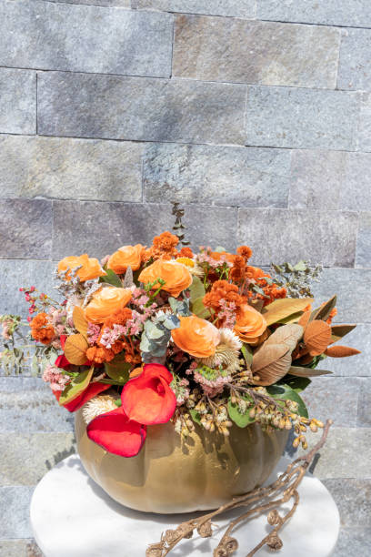 arranjo floral de rosas dentro de abóbora decorada - tulip red centrepiece decoration - fotografias e filmes do acervo