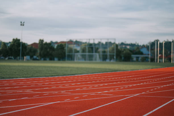 sportstartlinie allwetter-leichtathletikstadion am morgen - tartanbahn stock-fotos und bilder