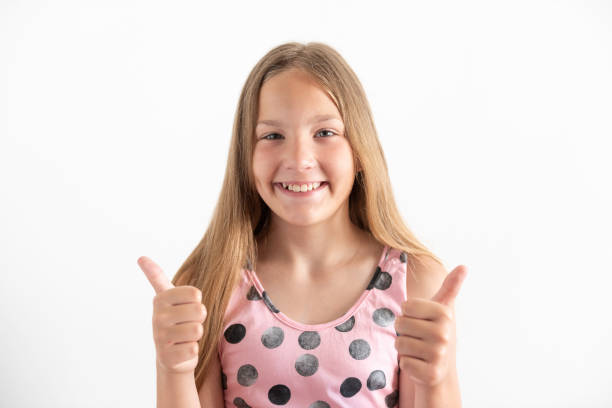 retrato de una niña de 10 años - confidence toothy smile thumbs up ok sign fotografías e imágenes de stock