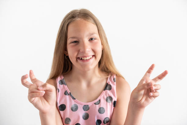 retrato de una niña de 10 años - confidence toothy smile thumbs up ok sign fotografías e imágenes de stock