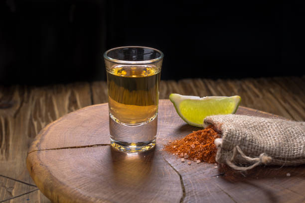 mezcal - 오래된 나무 보드에 라임 슬라이스와 벌레 소금과 전통적인 멕시코 강한 알코올 음료. - tequila shot glass glass tequila shot 뉴스 사진 이미지