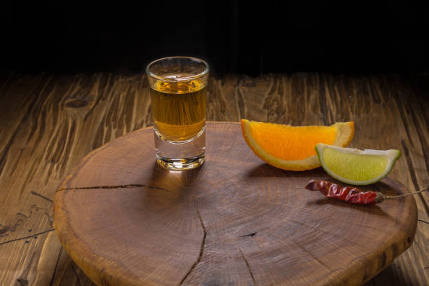 мексиканский напиток мескаль с дольками апельсина и в оахаке мексика - tequila shot стоковые фото и изображения