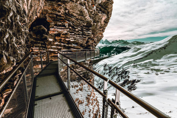 famous cliff walk of grindelwald first on schwarzhorn, switzerland - jungfraujoch imagens e fotografias de stock