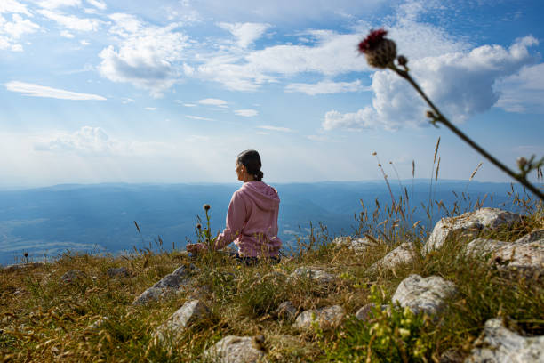 twoje ciało zawsze będzie podążać za twoim umysłem - zen like nature breathing exercise sitting zdjęcia i obrazy z banku zdjęć