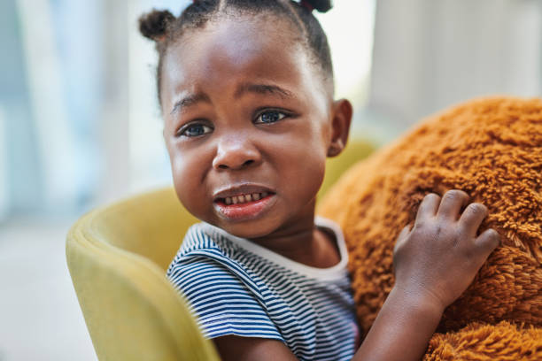 tiro de uma menina bonita chorando enquanto sentado na sala de espera de um consultório médico - tantrum toddler child crying - fotografias e filmes do acervo