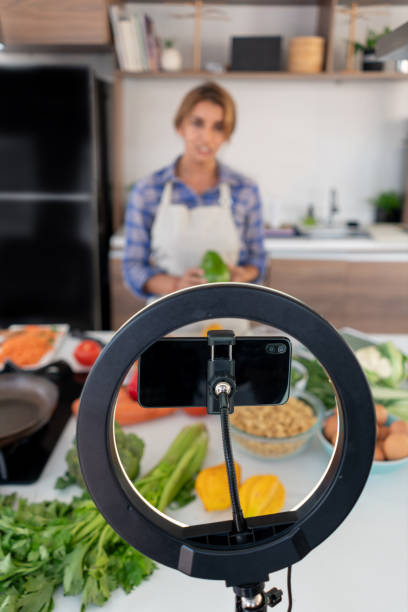 ��집에서 음식을 요리하는 동안 튜토리얼을 기록 인플루서 - video iphone youtube mobile phone 뉴스 사진 이미지
