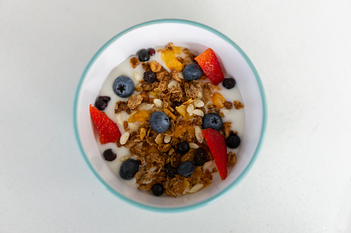 Close-up on a healthy bowl of parfait â breakfast concepts
