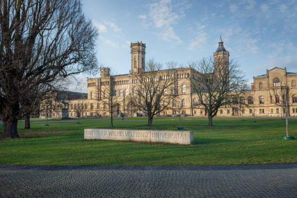 университет лейбница - главное здание вельфеншлосса - ганновер, германия - готфрид вильгельм лейбниц стоковые фото и изображения