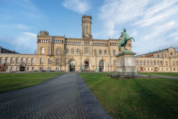 университет лейбница - главное здание вельфеншлосса и статуя лошади - ганновер, германия - готфрид вильгельм лейбниц стоковые фото и изображения