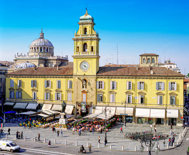 plaza de garibaldi en parma - parma italia fotografías e imágenes de stock