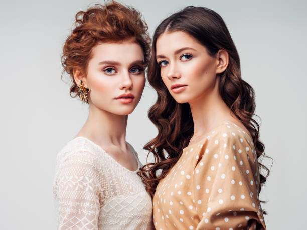 zwei schöne frau - red hair glamour women fashion model stock-fotos und bilder