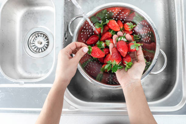 erdbeere waschen - washing fruit preparing food strawberry stock-fotos und bilder