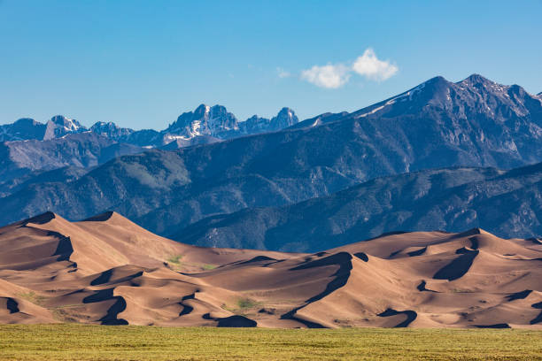 las grandes dunas de arena y montañas - alamosa fotografías e imágenes de stock